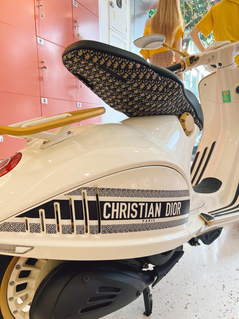 Vespa 946 Christian Dior là sự kết hợp của hãng xe máy Piaggio với hãng thời trang Dior