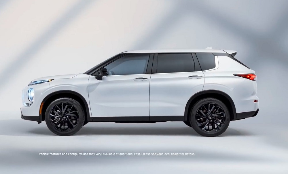 Mitsubishi Outlander Black Edition 2022 có nhiều chi tiết ngoại thất màu đen
