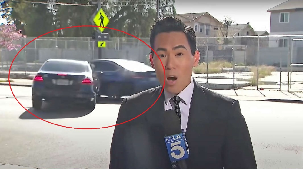2 chiếc ô tô va chạm ngay sau lưng phóng viên kênh truyền hình KTLA