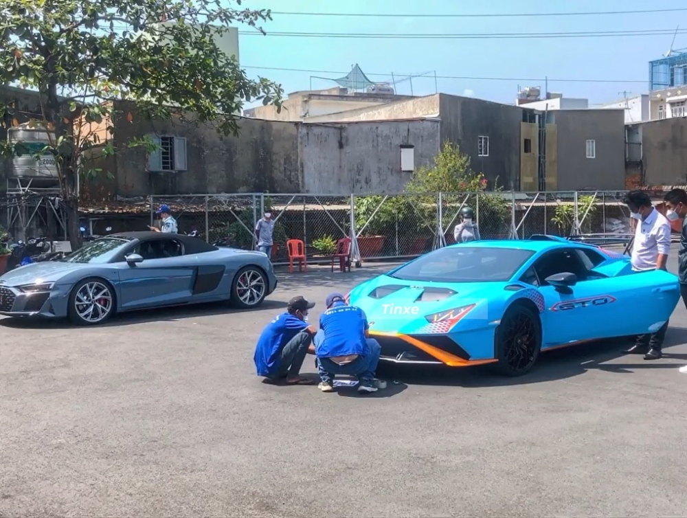 Audi R8 V10 Spyder cùng Lamborghini Huracan STO