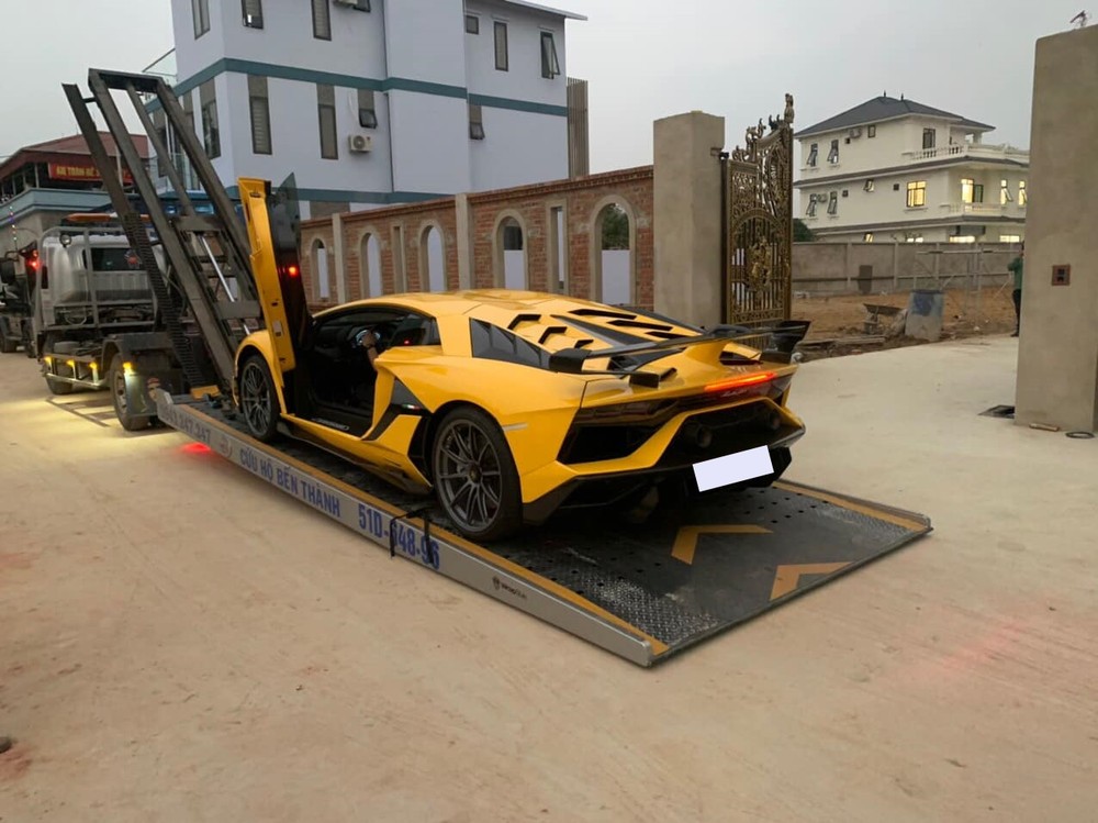 C&ograve;n bản Lamborghini Aventador SVJ Coupe chi tiết n&agrave;y nh&ocirc; cao, nối liền với mui xe kh&ocirc;ng thể th&aacute;o rời