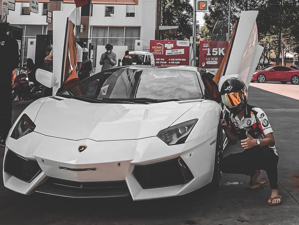 Ngoại h&igrave;nh nguy&ecirc;n bản của xe Lamborghini Aventador LP700-4 Roadster ở Đắk Lắk