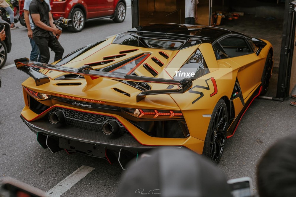 C&ograve;n đ&acirc;y l&agrave; thiết kế đu&ocirc;i xe của Lamborghini Aventador SVJ Roadster nguy&ecirc;n bản