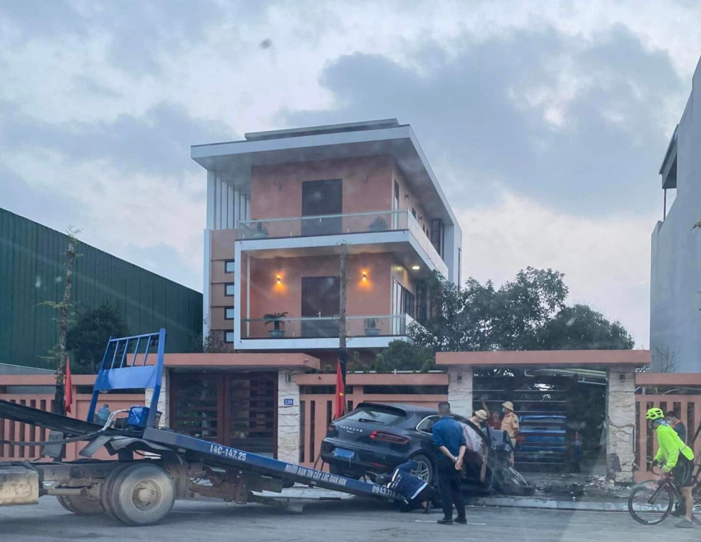 Phần cổng ngôi nhà này bị thiệt hại nặng nề nhưng chưa rõ xe ô tô đỗ phía trong có bị hư hỏng hay không