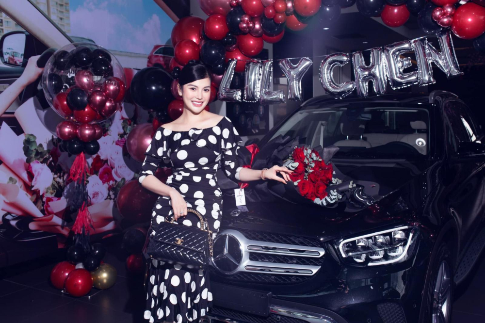 Lily Chen trong ngày nhận bàn giao xe Mercedes-Benz GLC 200 Lily Chen trong ngày nhận bàn giao xe Mercedes-Benz GLC 200
