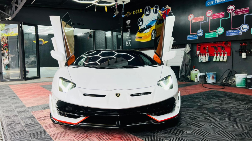 Cận cảnh mặt tiền của xe Lamborghini Aventador Roadster độ l&ecirc;n bản SVJ Roadster 