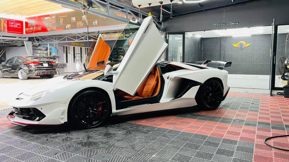 Tay chơi xe Kr&ocirc;ng Pắk độ Lamborghini Aventador mui trần th&agrave;nh bản giới hạn SVJ Roadster