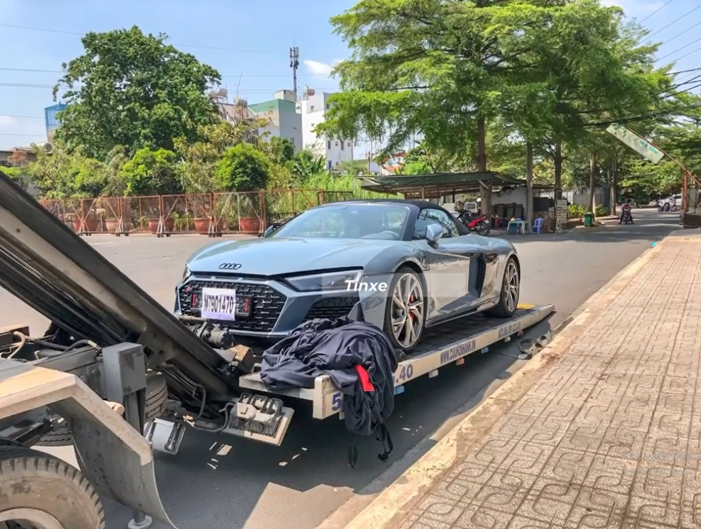 Audi R8 V10 Spyder 2021 được vận chuyển từ Vũng Tàu lên Sài thành để chuẩn bị ra biển số