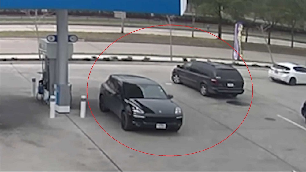 Chiếc SUV hạng sang mang thương hiệu Porsche bị cho l&agrave; đi c&ugrave;ng để che cho chiếc minivan trong qu&aacute; tr&igrave;nh ăn trộm dầu