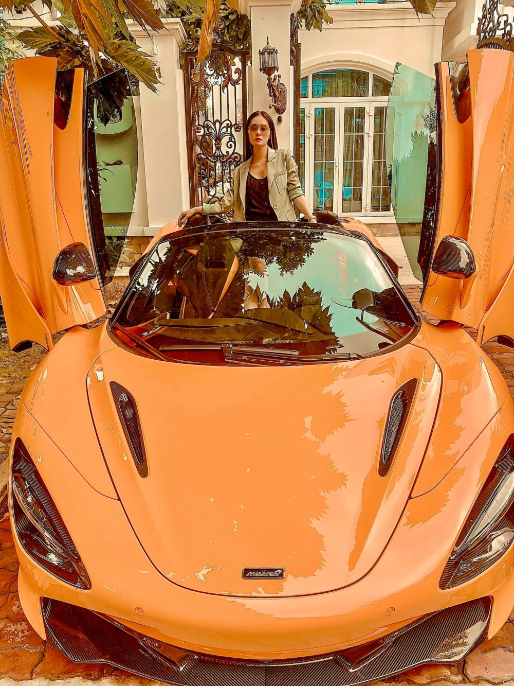 Đoàn Di Băng cùng siêu xe mui trần McLaren 720S Spider Đoàn Di Băng cùng siêu xe mui trần McLaren 720S Spider