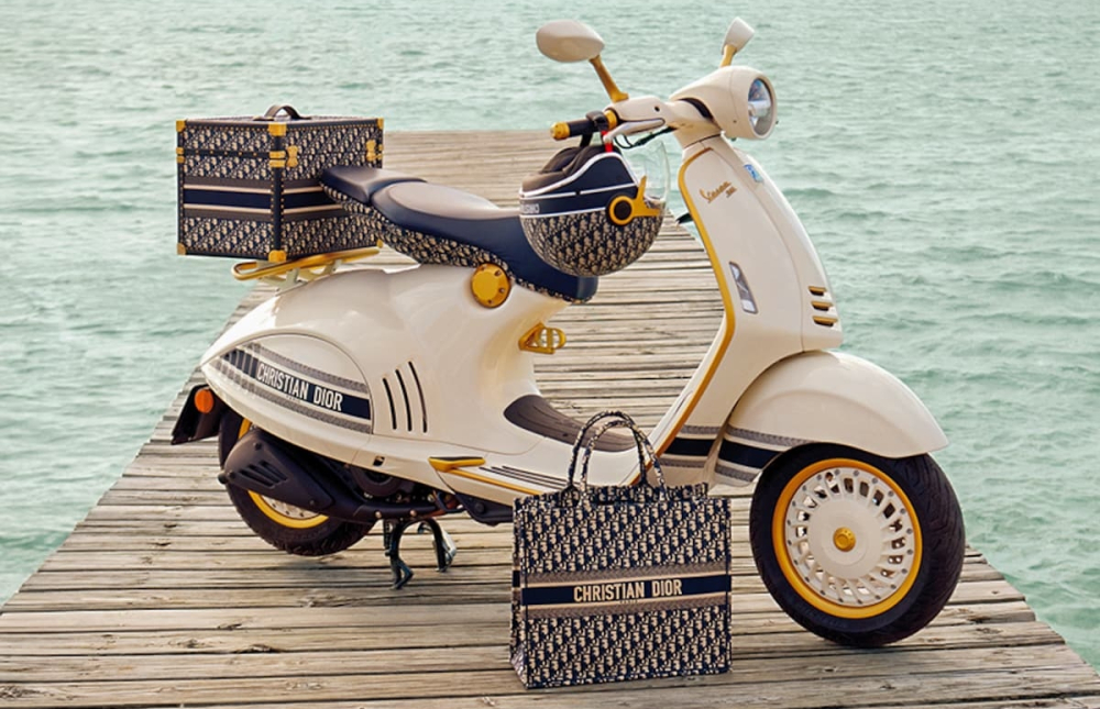 Vợ bảo thích nên phận làm chồng, ông xã của Đoàn Di Băng đã đặt hàng chiếc xe Vespa 946 Christian Dior có trang bị đầy đủ phụ kiện Vợ bảo thích nên phận làm chồng, ông xã của Đoàn Di Băng đã đặt hàng chiếc xe Vespa 946 Christian Dior có trang bị đầy đủ phụ kiện
