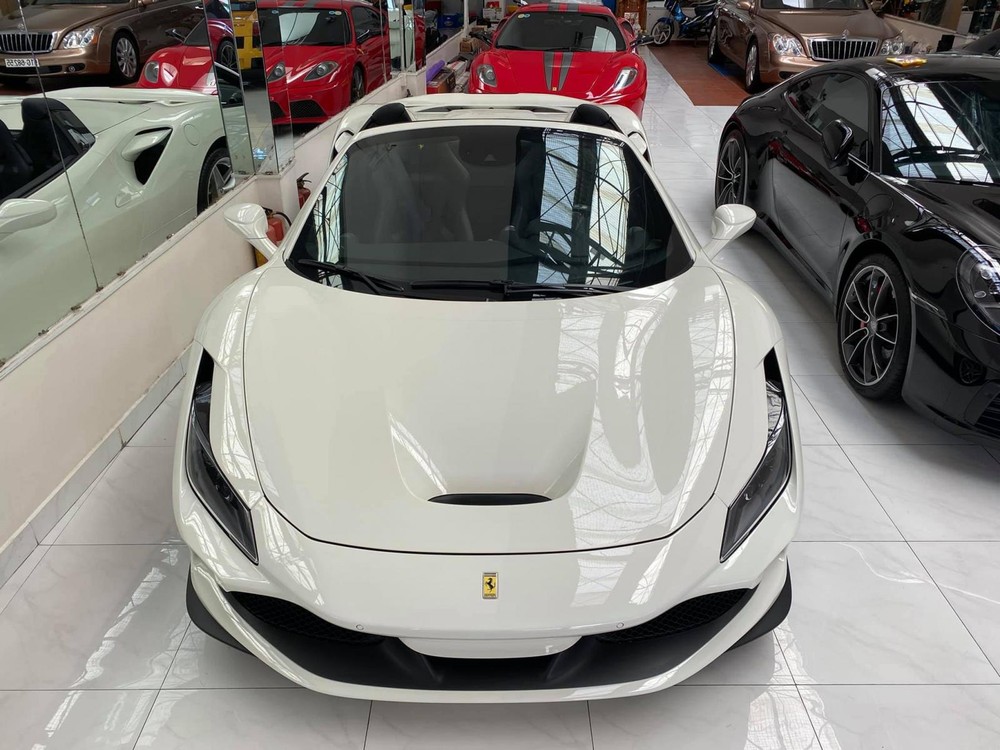Siêu xe mui trần Ferrari F8 Spider màu trắng Siêu xe mui trần Ferrari F8 Spider màu trắng