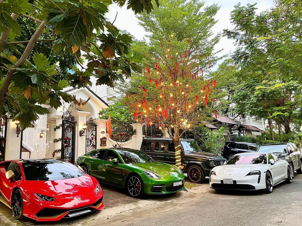 Dàn xe của Đoàn Di Băng đỗ trước nhà vì trong garage không đủ sức chứa, từ trái sang là Lamborghini Huracan LP610-4, Porsche Panamera, Mercedes-AMG G63 Edition One và Porsche Taycan Dàn xe của Đoàn Di Băng đỗ trước nhà vì trong garage không đủ sức chứa, từ trái sang là Lamborghini Huracan LP610-4, Porsche Panamera, Mercedes-AMG G63 Edition One và Porsche Taycan