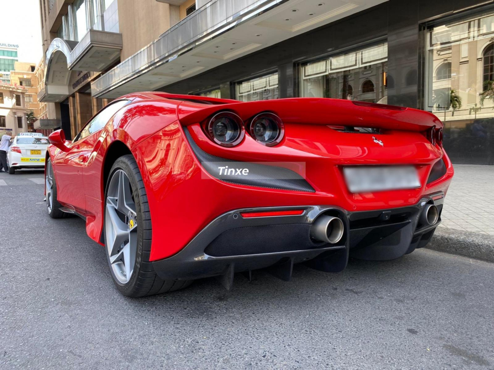 Một chiếc xe Ferrari F8 Spider màu đỏ đang có mặt tại Việt Nam Một chiếc xe Ferrari F8 Spider màu đỏ đang có mặt tại Việt Nam