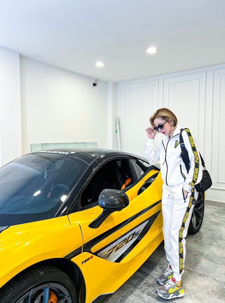Trang Nemo còn là chủ nhân của xe McLaren 720S Spider màu cam nhưng được dán lại bộ áo màu vàng Trang Nemo còn là chủ nhân của xe McLaren 720S Spider màu cam nhưng được dán lại bộ áo màu vàng