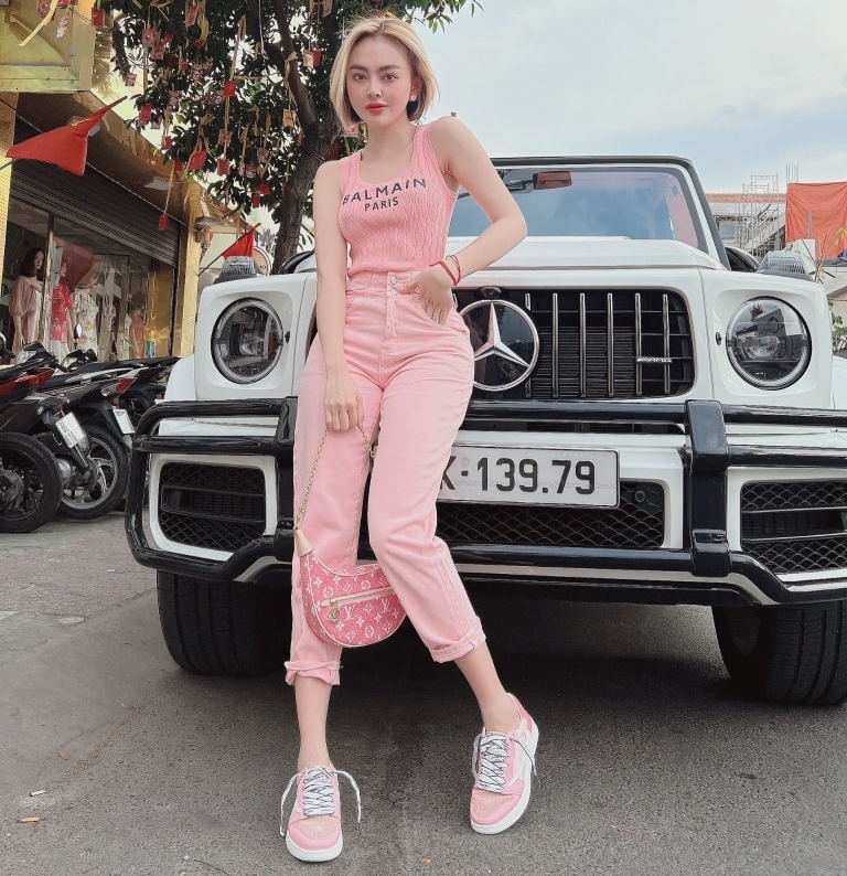 Trang Nemo cùng Mercedes-AMG G63 Trang Nemo cùng Mercedes-AMG G63