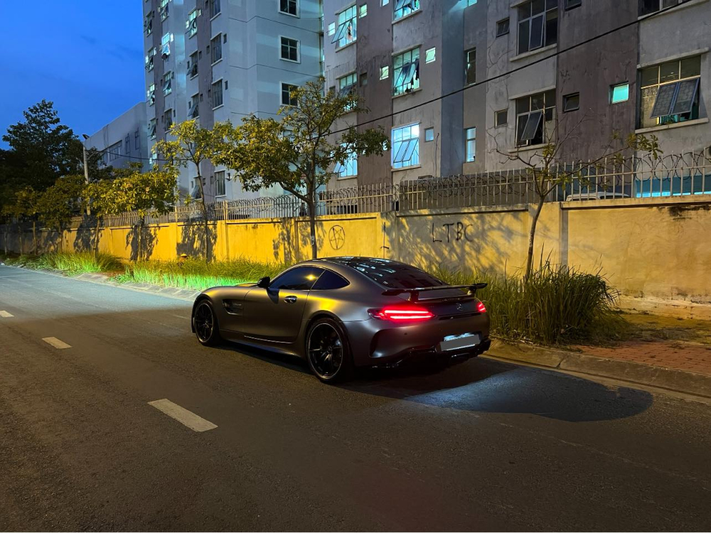 Người bạn của Cường Đô-la chia sẻ hình ảnh xe Mercedes-AMG GT R màu đen nhám và cho biết chỉ một chiếc duy nhất tại Việt Nam nên khiến dân tình tin 100% đây là siêu xe chính hãng được Cường Đô-la mua vào tháng 7 năm 2020