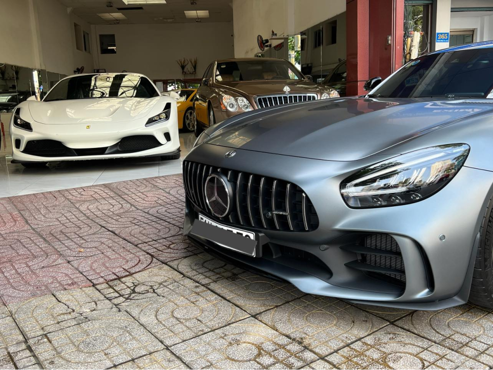 Chiếc siêu xe Mercedes-AMG GT R này đã có mặt tại showroom bán siêu xe ở quận 5