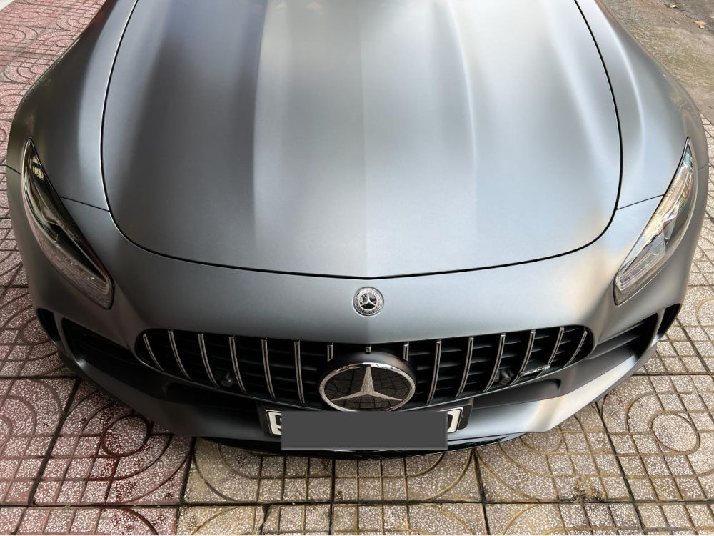Và siêu xe Mercedes-AMG GT R này cũng mang màu xám nhám