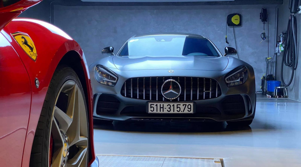 Si&ecirc;u xe Mercedes-AMG GT R n&agrave;y được cho đ&atilde; rời khỏi garage của Cường Đ&ocirc;-la