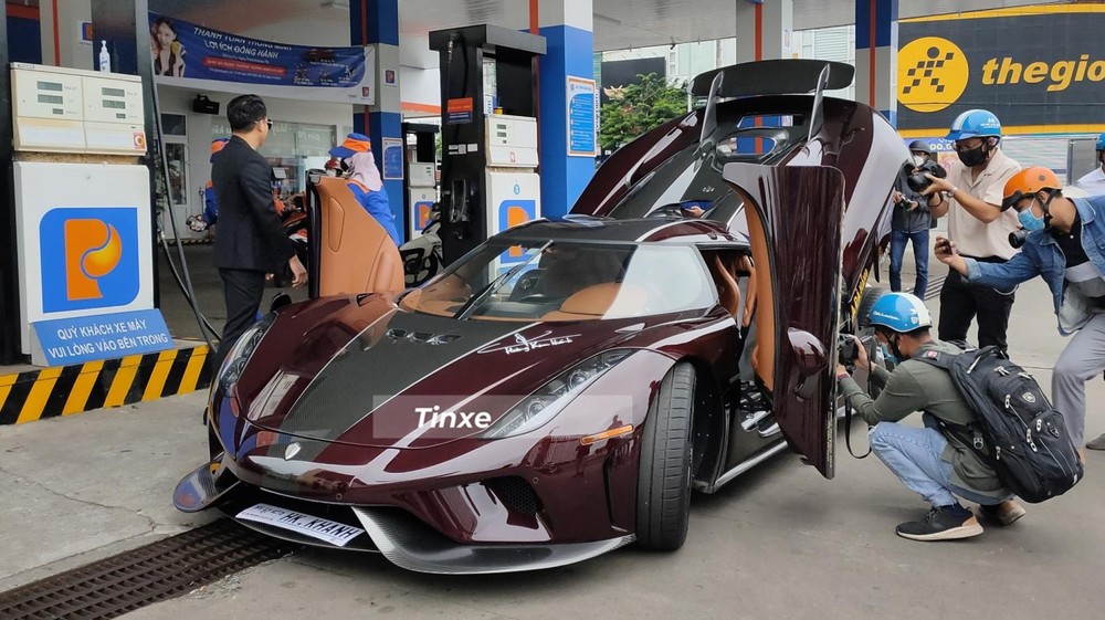 Nhan sắc xe Koenigsegg Regera của Hoàng Kim Khánh lúc dạo phố ở Đà Nẵng