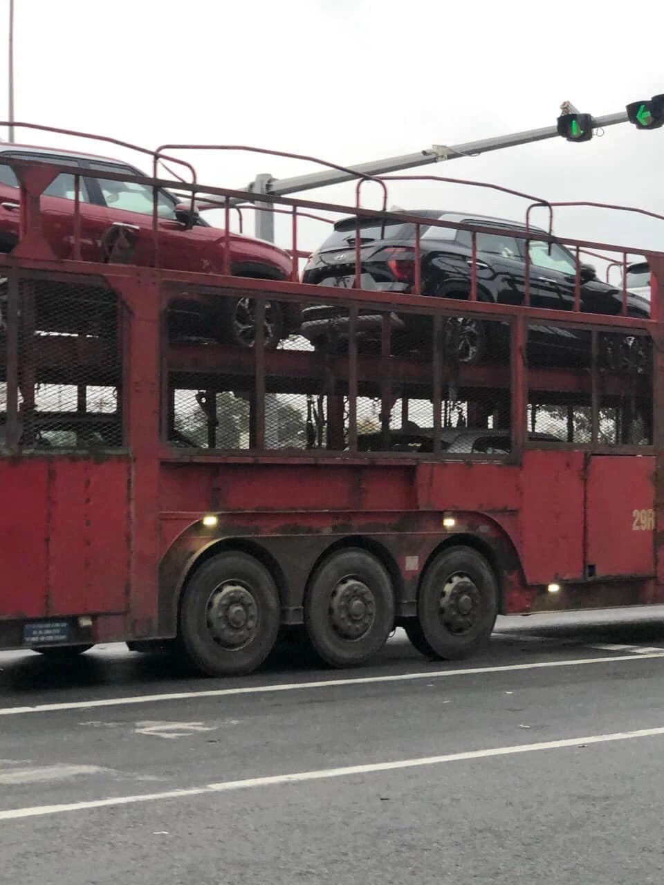 Sau đó đã nhanh chóng được đưa lên các phương tiện chuyên chở để vận chuyển về các đại lý.