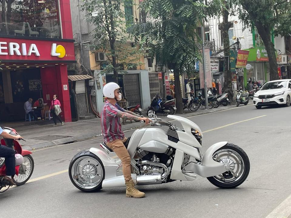 Tuấn Hưng cưỡi bạch m&atilde; V-Rex Travertson sau khi đ&atilde; độ th&ecirc;m 1 chi tiết