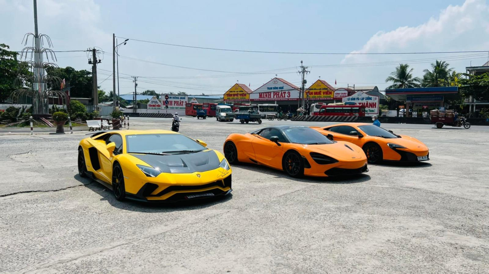 Ngoài Koenigsegg Regera và Ferrari 488 Pista Spider, bạn bè của Hoàng Kim Khánh cũng xuất hiện và điều khiển siêu xe Lamborghini Aventador S LP740-4, McLaren 720S Spider cùng McLaren 650S Coupe