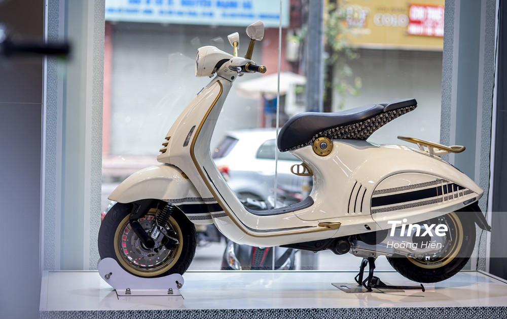 Cận cảnh xe Vespa 946 Christian Dior đang làm mưa làm gió tại Việt Nam Cận cảnh xe Vespa 946 Christian Dior đang làm mưa làm gió tại Việt Nam