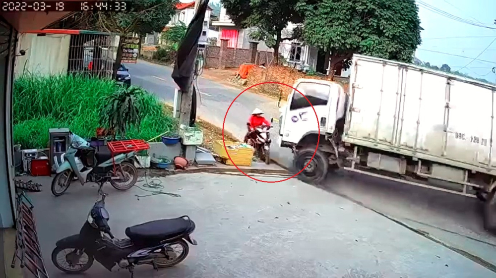Chiếc ô tô tải tiếp tục va chạm với một người phụ nữ đi xe máy