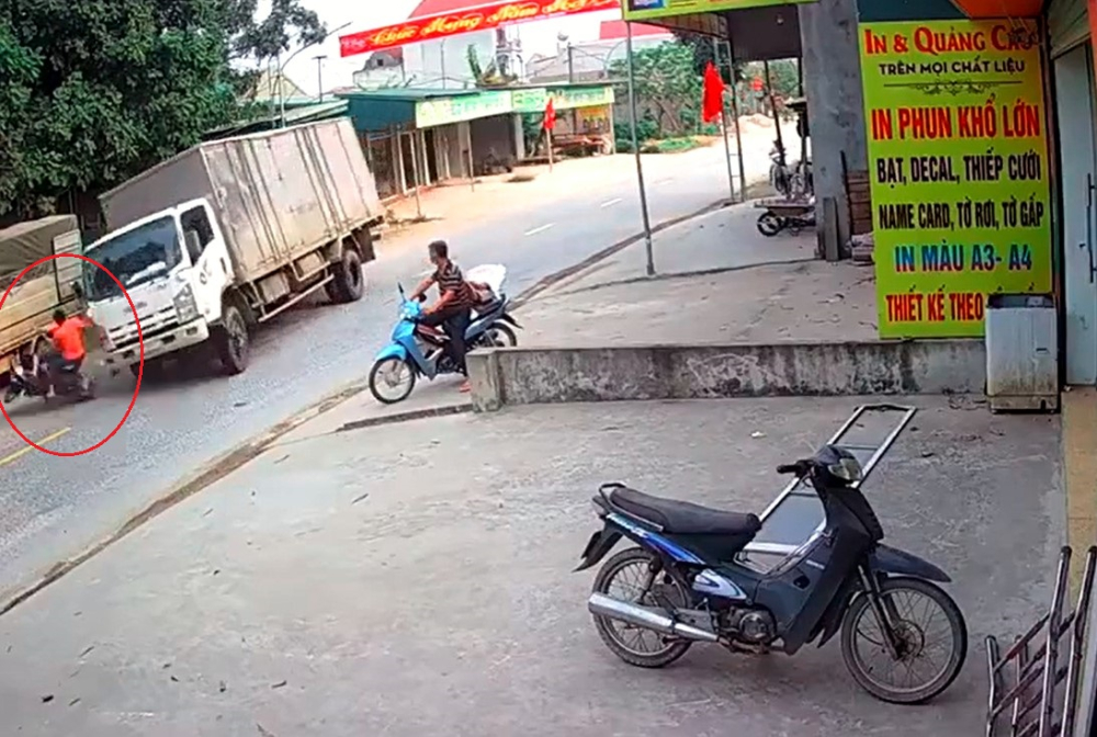 Chiếc ô tô tải va chạm với xe máy chở 2 người đàn ông đang sang đường