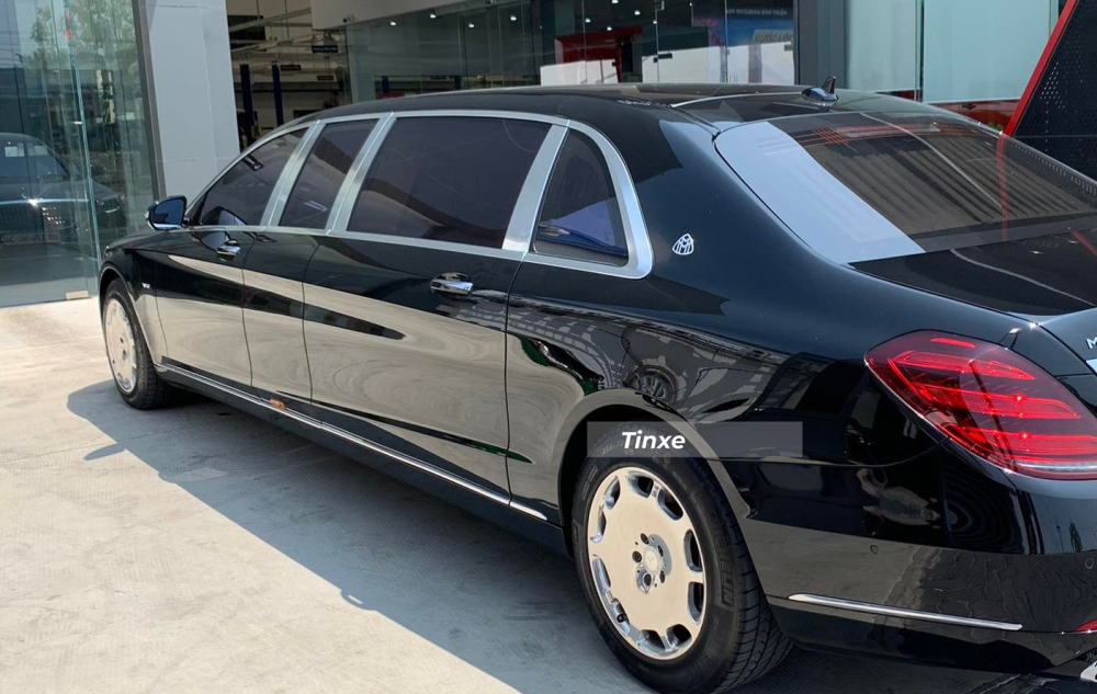 Ngoại thất xe rất khác biệt với thiết kế 3 khoang, tất cả đều có rèm che nắng Ngoại thất xe rất khác biệt với thiết kế 3 khoang, tất cả đều có rèm che nắng