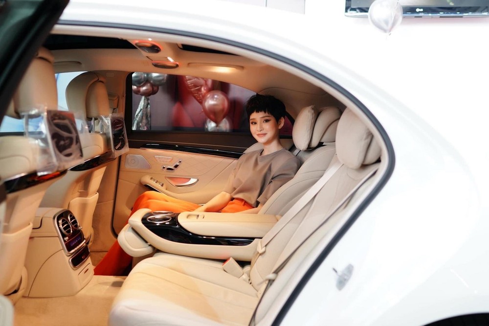 Nữ ca sĩ sở hữu chiếc xe Mercedes-Benz S450L Luxury khi tuổi đời chỉ mới 23 tuổi