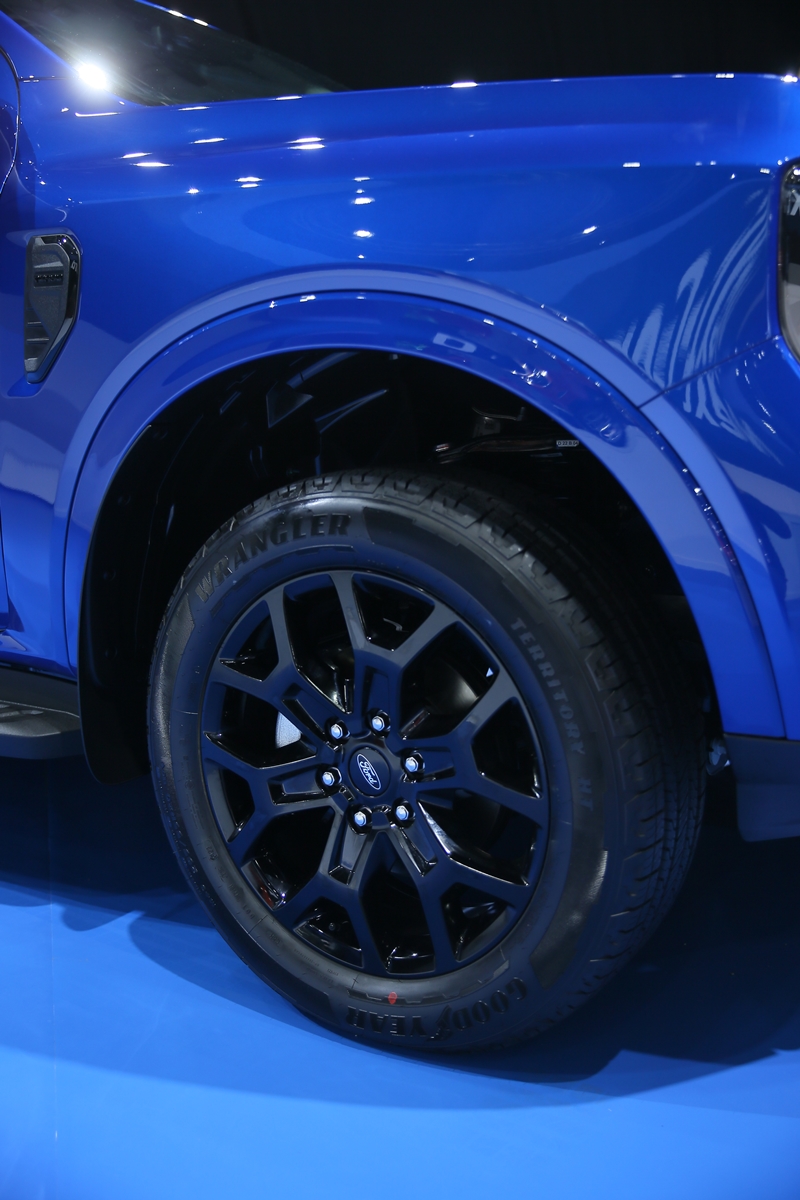V&agrave;nh la-zăng của Ford Everest 2022 bản Sport cũng sơn m&agrave;u tối