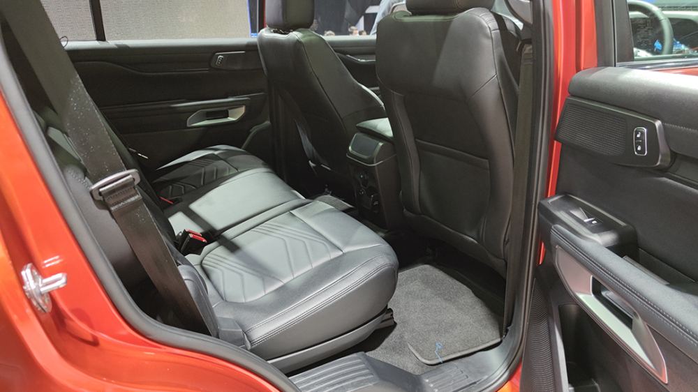H&agrave;ng ghế thứ hai của Ford Everest 2022 bản Titanium+