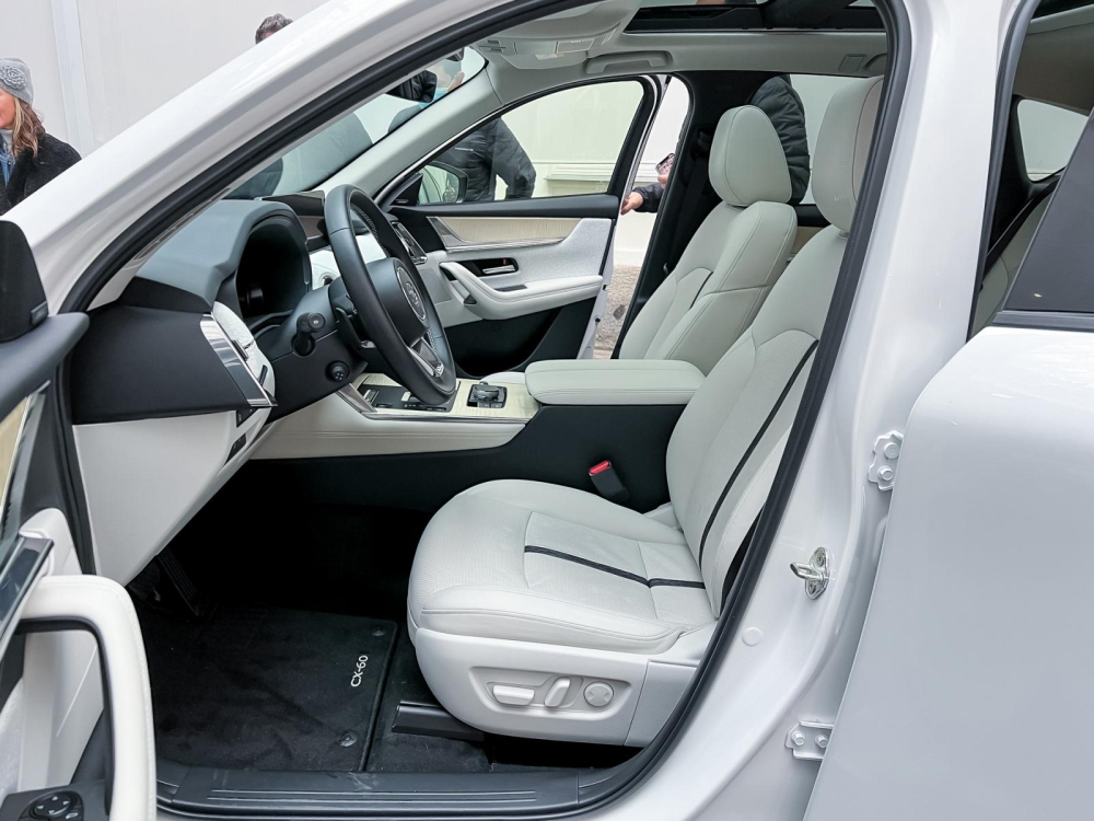 Hàng ghế trước của Mazda CX-60 2022