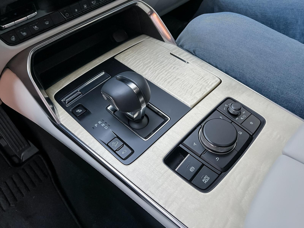 Cụm điều khiển trung tâm ốp gỗ của Mazda CX-60 2022