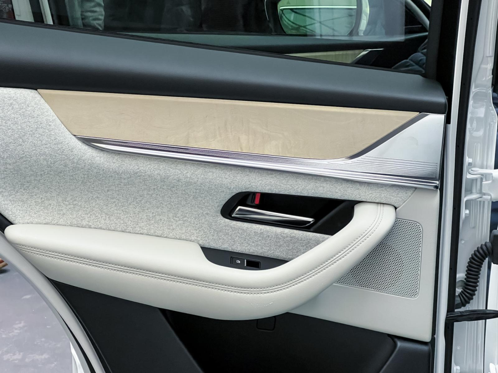 Nội thất của Mazda CX-60 2022 kết hợp giữa nhiều vật liệu cao cấp