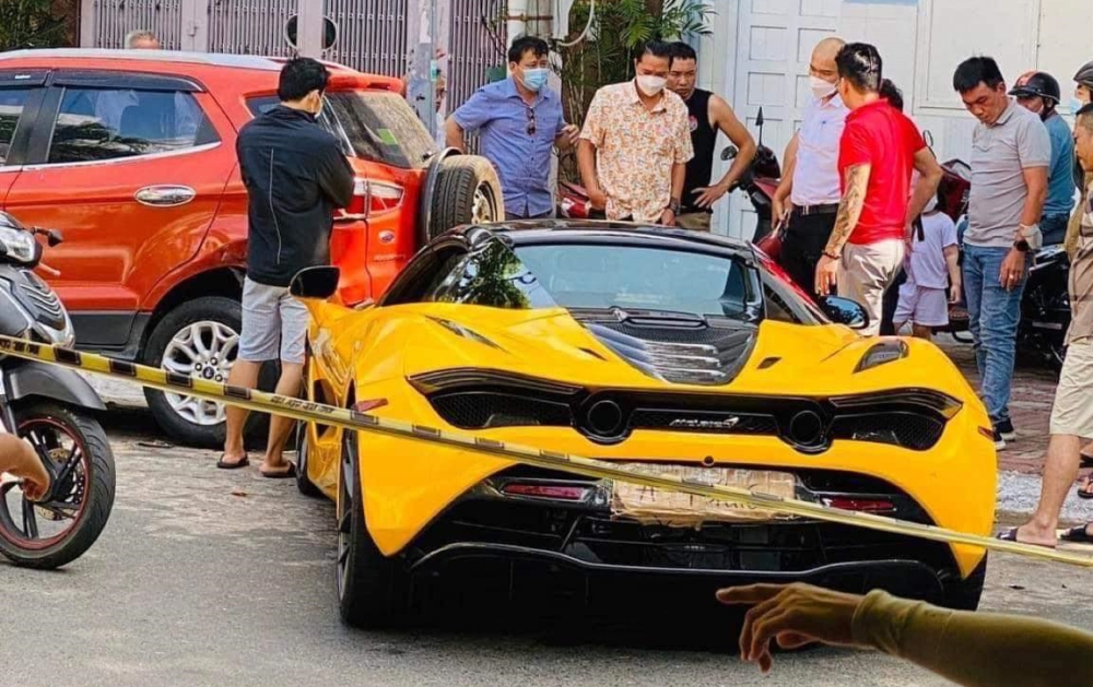 Hiện trường vụ tai nạn giữa xe McLaren 720S Spider với xe Ford EcoSport