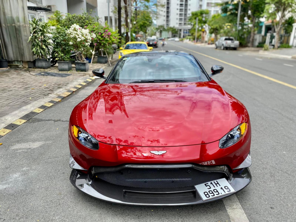 Cận cảnh thiết kế đầu xe Aston Martin V8 Vantage