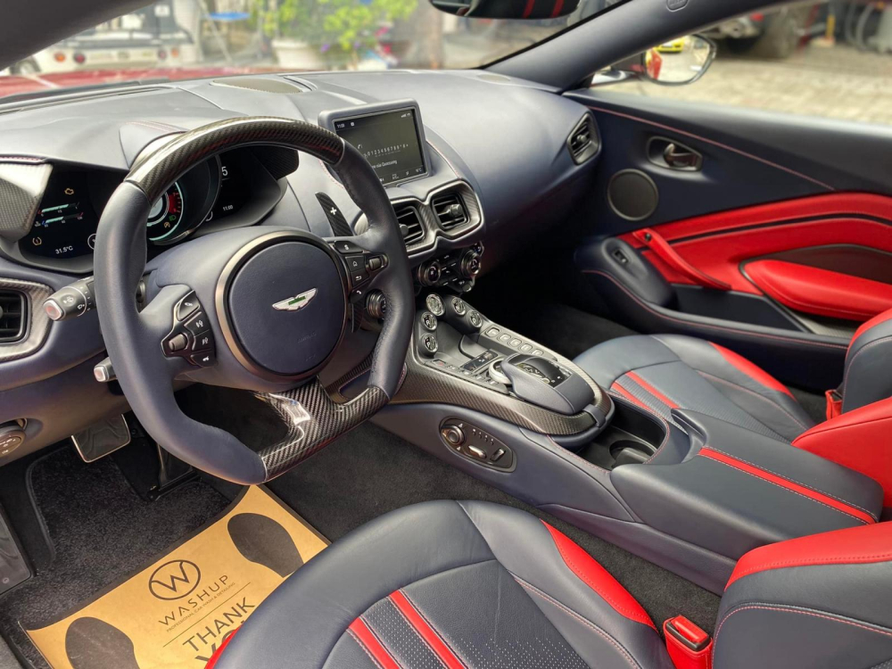 Toàn bộ khoang lái của xe Aston Martin V8 Vantage mới được Minh Nhựa bán lại