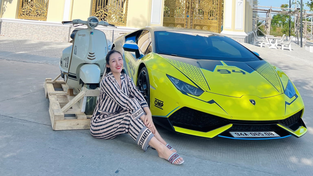 Người đẹp 9X còn được chồng hộ tống trên siêu xe Lamborghini Huracan LP610-4 để đi nhận xe