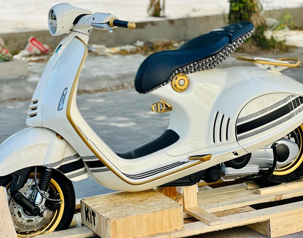Cận cảnh chiếc xe tay ga Vespa 946 Christian Dior mới về Bạc Liêu