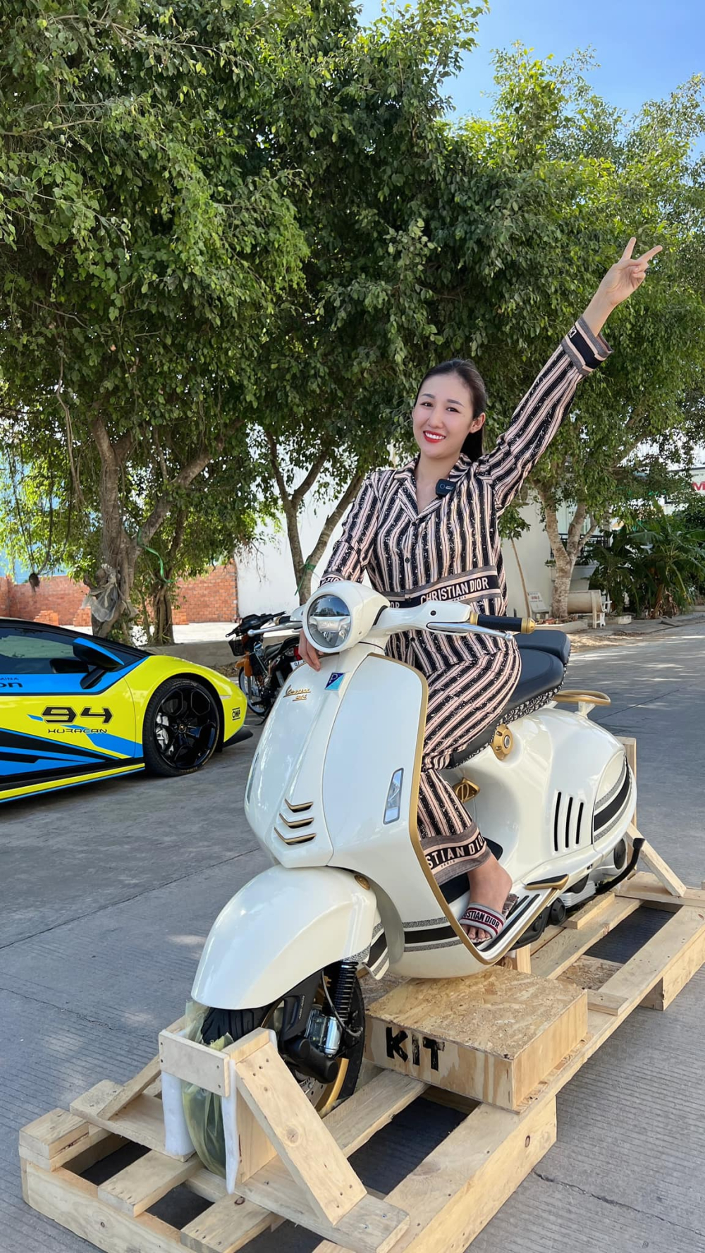 Cô gái 9X Bạc Liêu sở hữu siêu phẩm tay ga Vespa 946 Christian Dior, giá mua có thể bằng Mercedes-Benz C180 2022