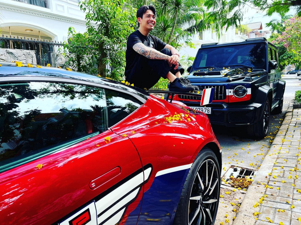 Minh Nhựa chụp ảnh cùng Aston Martin V8 Vantage