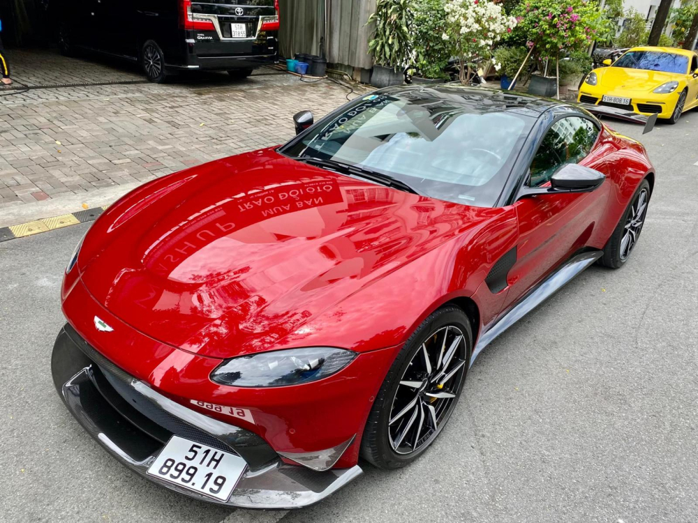 Và hiện tại là Minh Nhựa chính thức bán xe Aston Martin V8 Vantage với số đồng hồ km gây ngạc nhiên