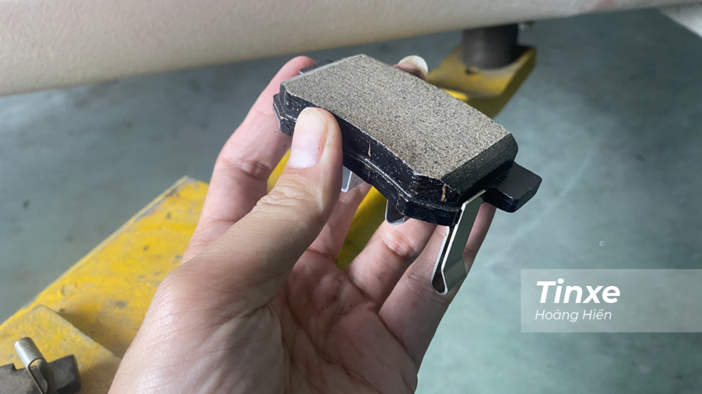 Theo các chuyên gia, má phanh là bộ phận an toàn quan trọng của xe, giá thành không cao so với tổng giá trị của xe nên các lái xe nên thay