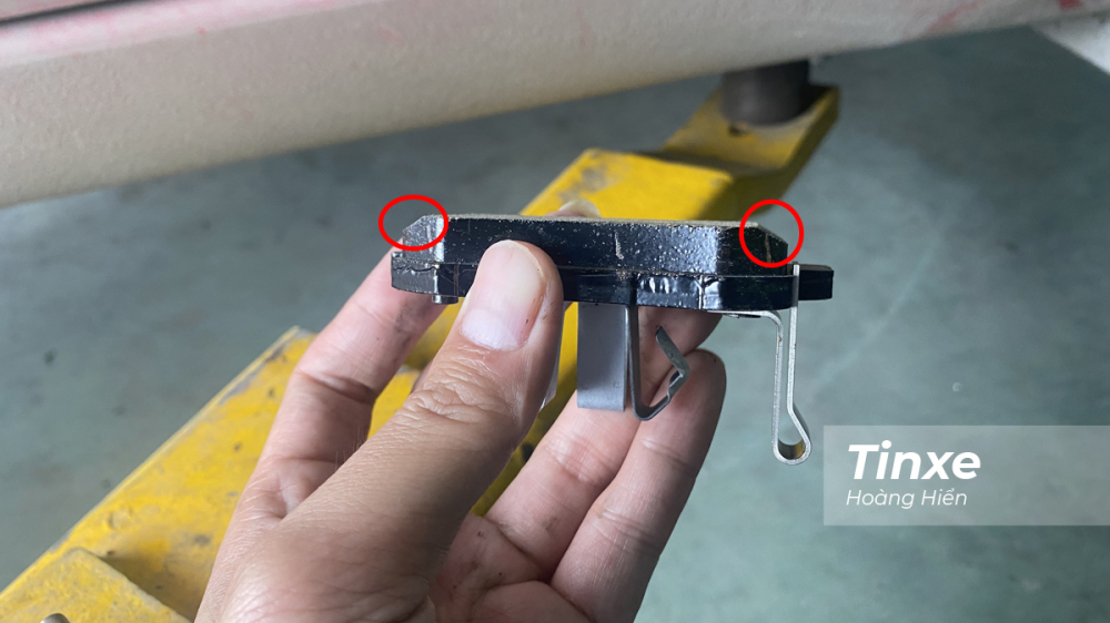 Trên bề mặt má phanh luôn có đường vát ở 2 bên