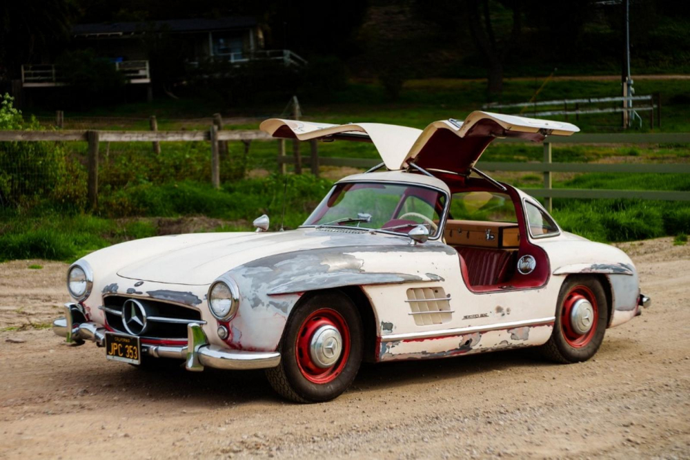 Phía trước khi mở cánh cửa của chiếc Mercedes-Benz 300SL Gullwing 1956