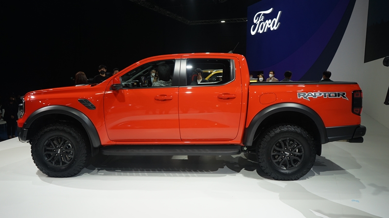 Ford Ranger Raptor 2022 có kích thước lớn hơn thế hệ cũ